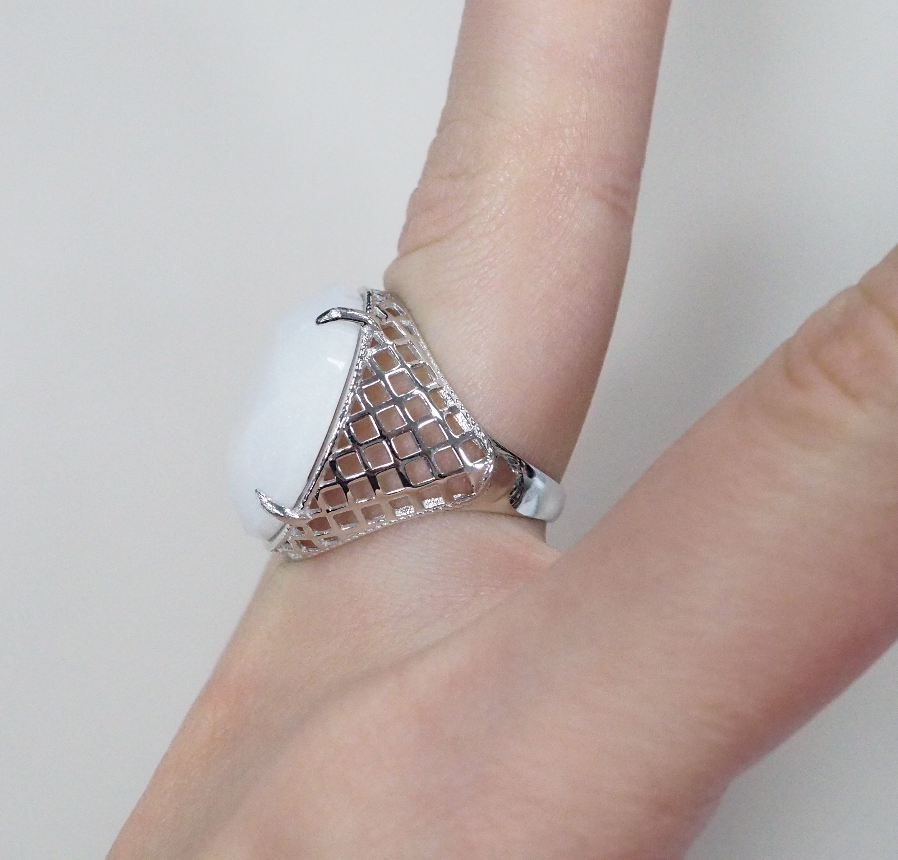 Серебряное кольцо с белым нефритом